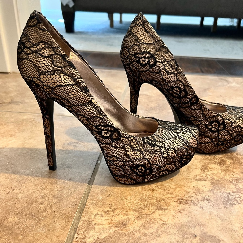 Steve Madden Lace Platform pumps